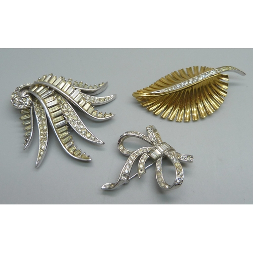 1172 - Three vintage Boucher paste brooches