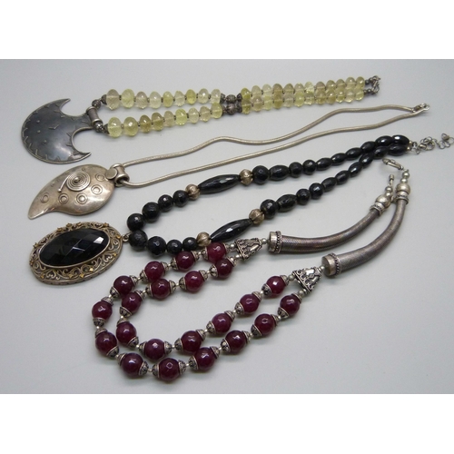 1182 - A collection of silver and silver mounted jewellery