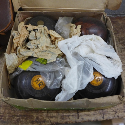 1193 - Boxed 'Henselite' bowls by Hensell, Australia and other bowls **PLEASE NOTE THIS LOT IS NOT ELIGIBLE... 