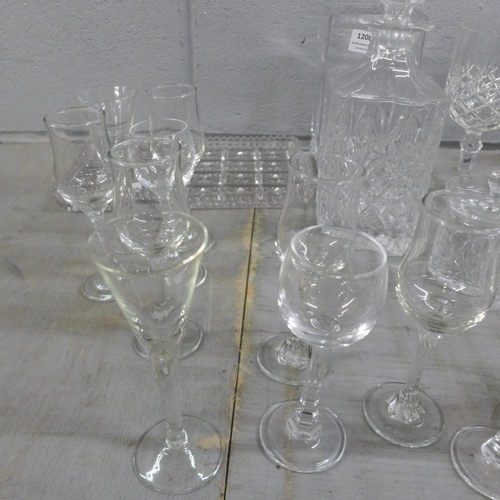 1208 - A collection of assorted crystal cut glassware, decanters, etc. **PLEASE NOTE THIS LOT IS NOT ELIGIB... 