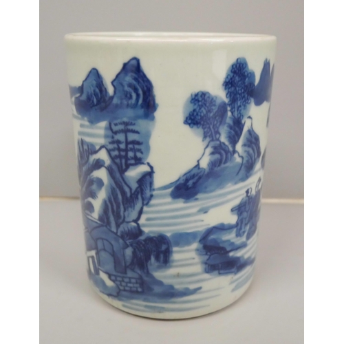 611 - A Chinese blue and white brush pot, 12cm