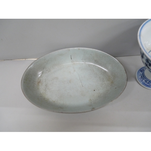 635 - A Chinese Celadon dish, 15cm and a blue and white porcelain vessel, 8cm, both a/f