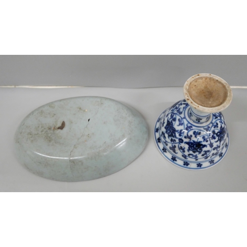 635 - A Chinese Celadon dish, 15cm and a blue and white porcelain vessel, 8cm, both a/f