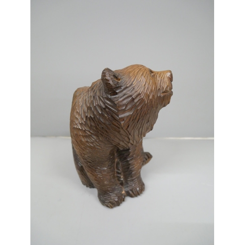 636 - A Black Forest carved bear, 18cm
