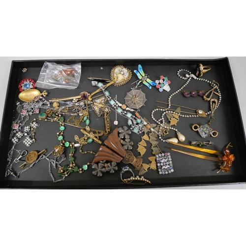 680 - A tray of vintage costume jewellery