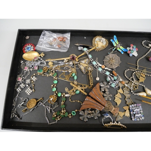 680 - A tray of vintage costume jewellery