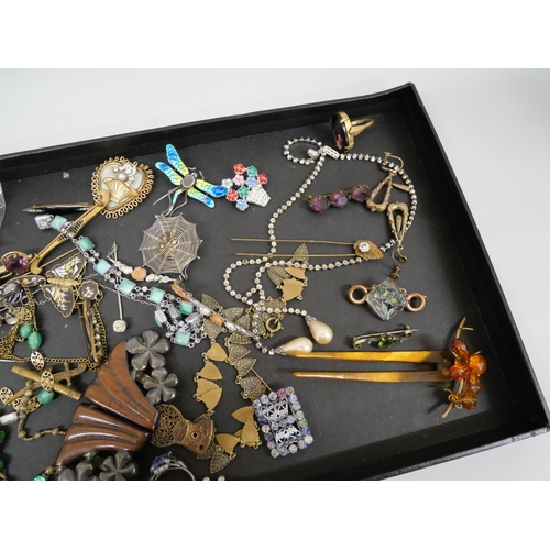 680 - A tray of vintage costume jewellery