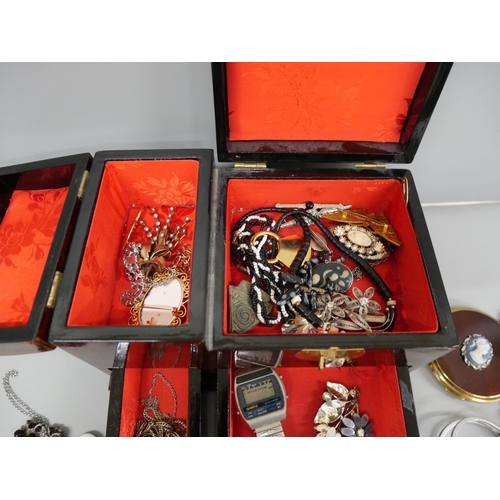 708 - A jewellery box containing costume jewellery