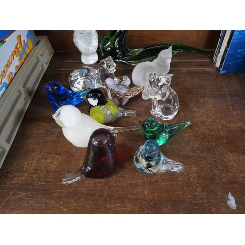 713 - Thirteen glass models of birds and cats