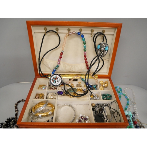 715 - A jewellery box containing costume jewellery