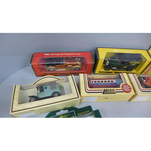 725 - A box of Matchbox models of Yesteryear and other similar model vehicles, boxed