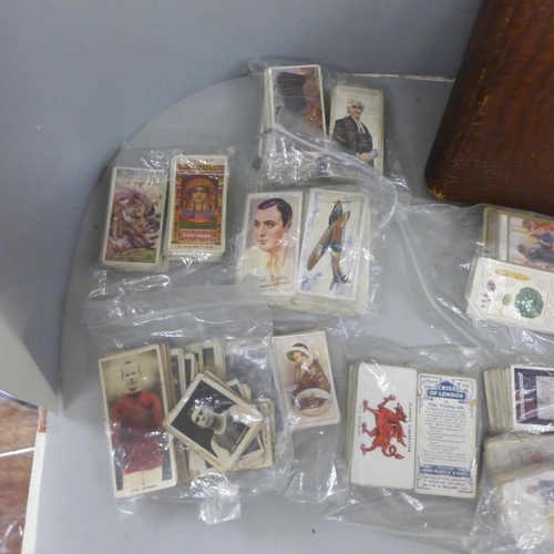 728 - A quantity of cigarette cards, some loose and in albums