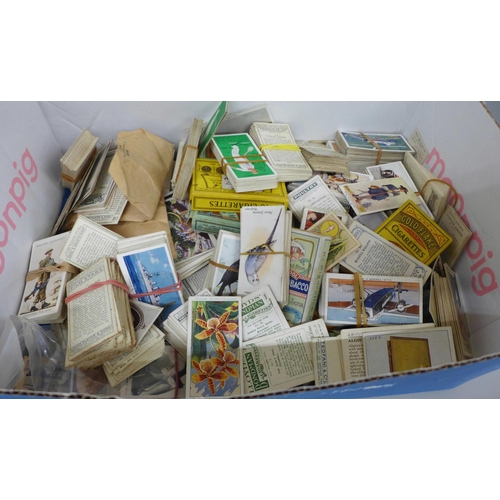 738 - Unsorted cigarette cards