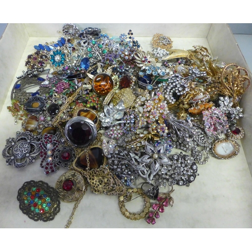 771 - A large collection of Bohemian and other vintage paste brooches, etc.