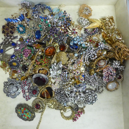 771 - A large collection of Bohemian and other vintage paste brooches, etc.