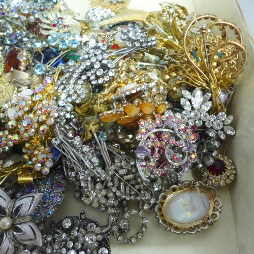 771 - A large collection of Bohemian and other vintage paste brooches, etc.
