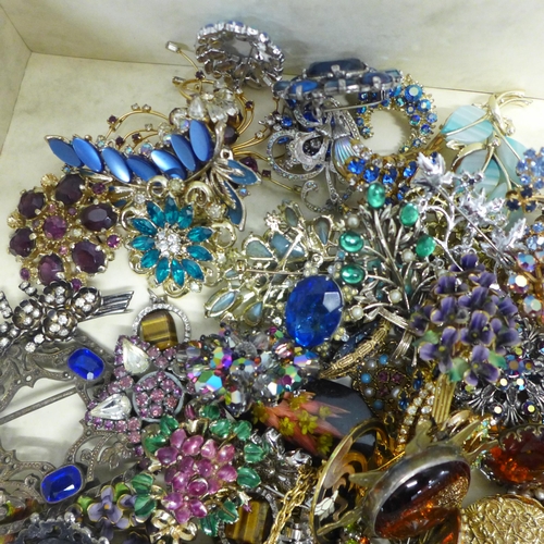 771 - A large collection of Bohemian and other vintage paste brooches, etc.