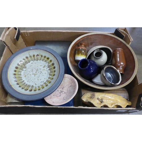 795 - A box of studio pottery bowls and vases **PLEASE NOTE THIS LOT IS NOT ELIGIBLE FOR IN-HOUSE POSTING ... 