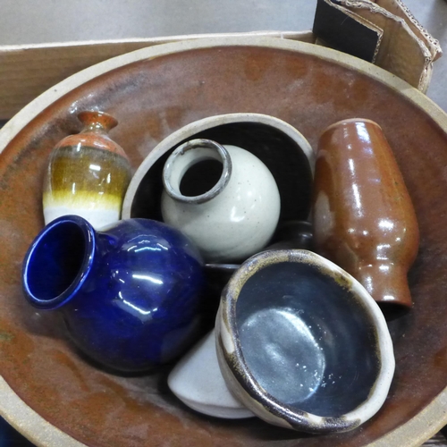 795 - A box of studio pottery bowls and vases **PLEASE NOTE THIS LOT IS NOT ELIGIBLE FOR IN-HOUSE POSTING ... 