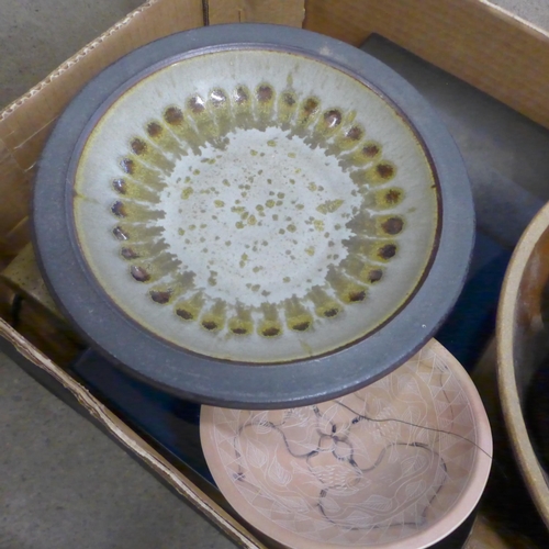 795 - A box of studio pottery bowls and vases **PLEASE NOTE THIS LOT IS NOT ELIGIBLE FOR IN-HOUSE POSTING ... 