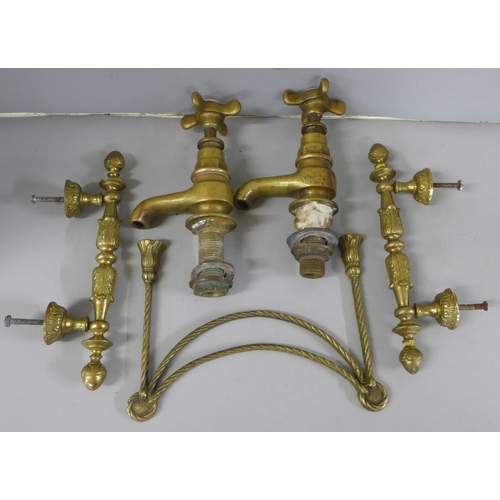 797 - A pair of brass bath taps and a pair of brass door handles and trim