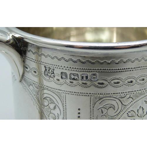 850 - A Victorian silver mug, Sheffield 1886, 124g, with inscription