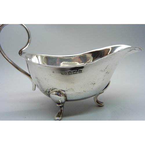 852 - A silver jug, Birmingham 1932, 95g