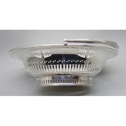 853 - A pierced silver basket, London 1900, 145g, 16.5cm wide