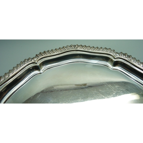 855 - A silver tray, Mappin & Webb, Sheffield 1968, 800g, 26cm