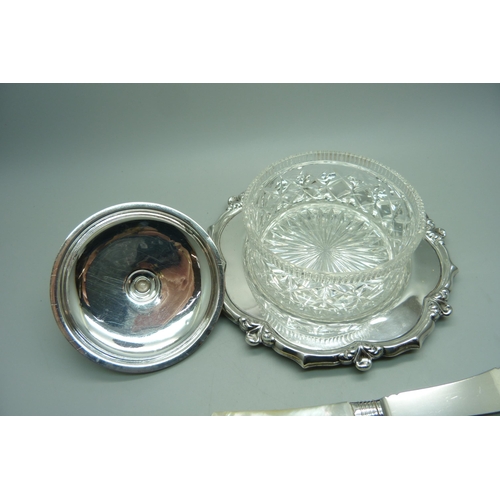 862 - A glass dish on a silver stand and with silver lid, also a silver and mother of pearl knife, (99g wi... 