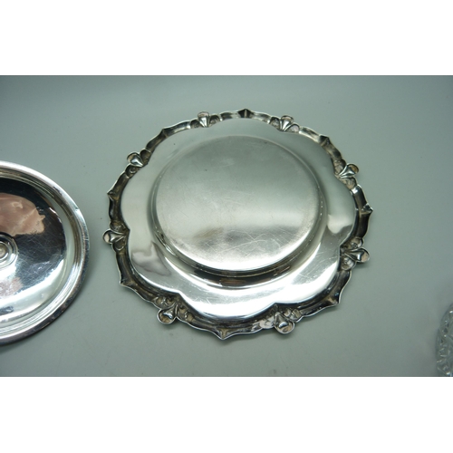 862 - A glass dish on a silver stand and with silver lid, also a silver and mother of pearl knife, (99g wi... 