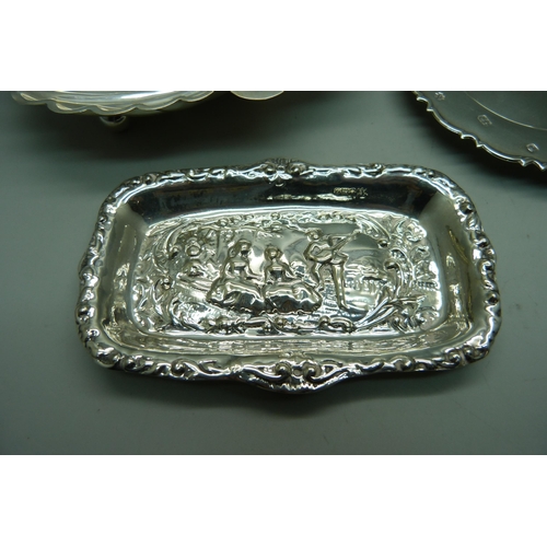 877 - Three silver dishes, 149g