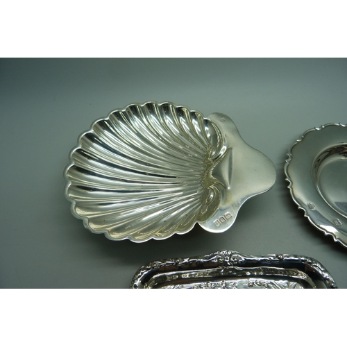 877 - Three silver dishes, 149g