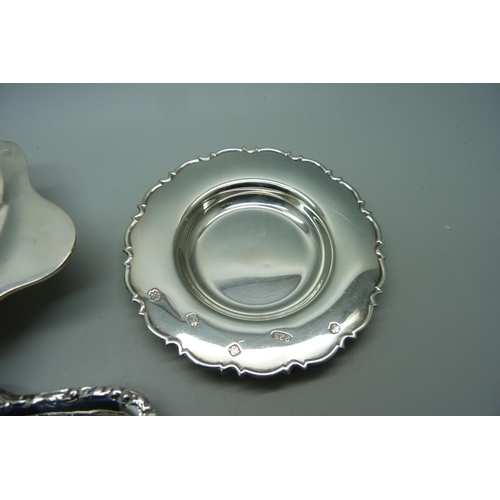 877 - Three silver dishes, 149g