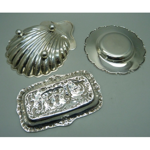 877 - Three silver dishes, 149g