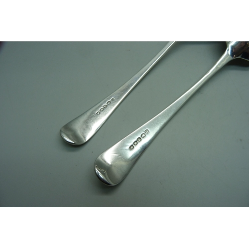 881 - A pair of George III silver spoons, London 1807, 137g