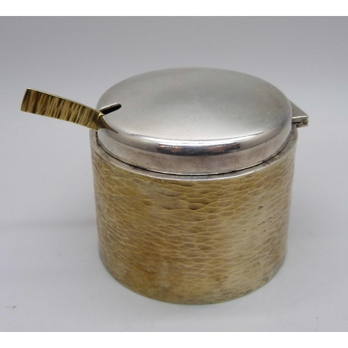 889 - A silver mustard pot and spoon, London 1979, Stuart Devlin, 119g
