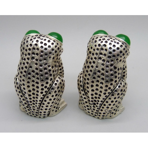 894 - A pair of 800 silver novelty condiments in the form of frogs, 98g