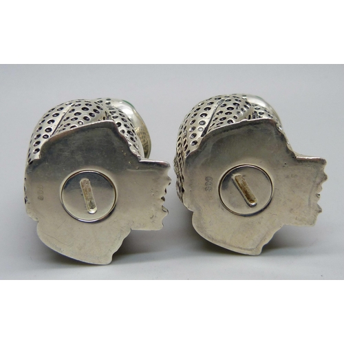 894 - A pair of 800 silver novelty condiments in the form of frogs, 98g