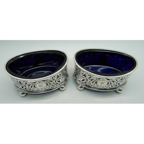 900 - A pair of silver salts with blue glass liners, Birmingham 1904, 109g