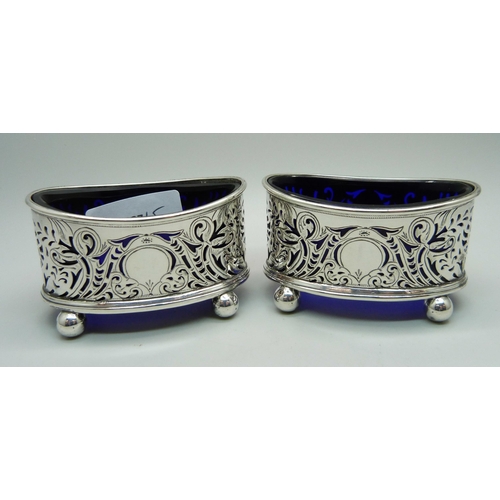 900 - A pair of silver salts with blue glass liners, Birmingham 1904, 109g