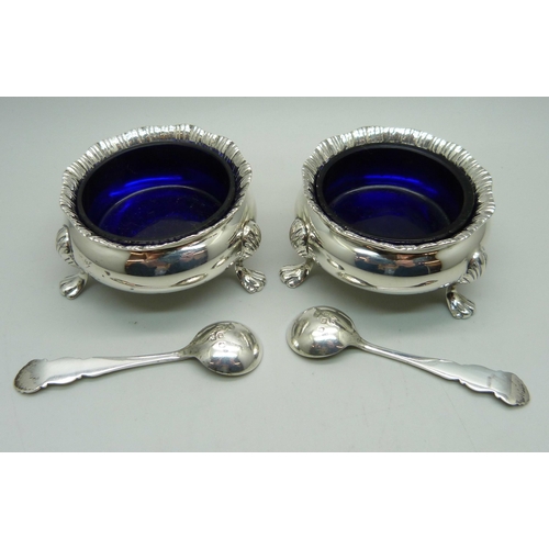 900A - A pair of silver salts with blue glass liners and two silver salt spoons, 110g