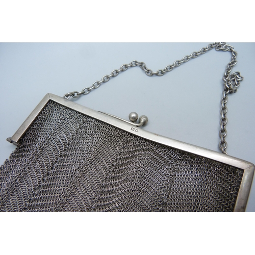 903 - An Edwardian silver mesh handbag, Birmingham 1907, a/f