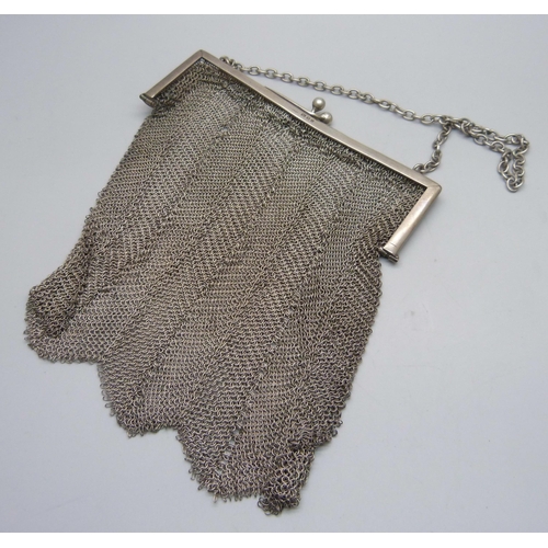 903 - An Edwardian silver mesh handbag, Birmingham 1907, a/f