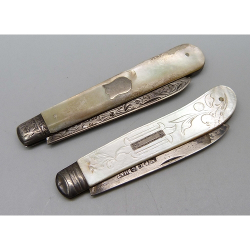 904 - Two silver and mother of pearl pen knives, Birmingham 1855 by Hilliard and Thomason, and Sheffield 1... 