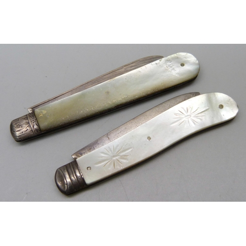 904 - Two silver and mother of pearl pen knives, Birmingham 1855 by Hilliard and Thomason, and Sheffield 1... 