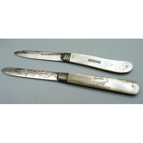 904 - Two silver and mother of pearl pen knives, Birmingham 1855 by Hilliard and Thomason, and Sheffield 1... 