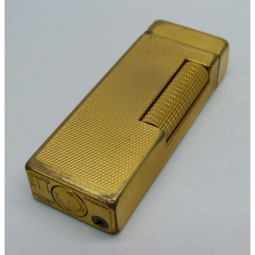 914 - A boxed Dunhill lighter