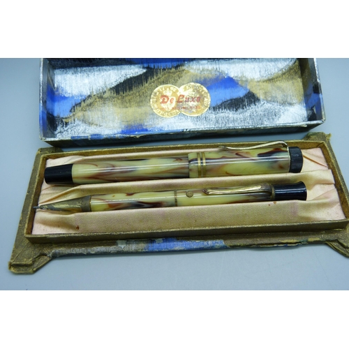 915 - A 'De Luxe' marbled Bakelite pen set, with box