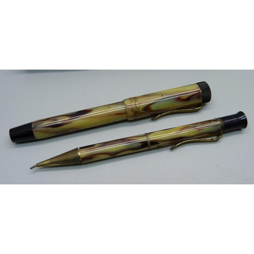 915 - A 'De Luxe' marbled Bakelite pen set, with box